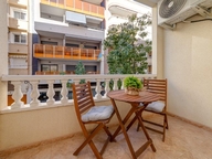Bright, sunny 1 bedroom apartment close to the beach